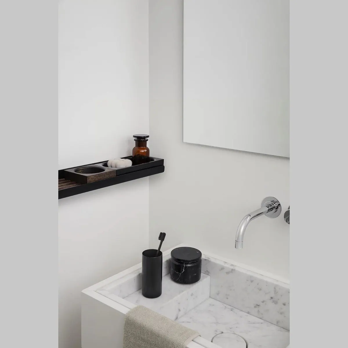 Blomus MODO WC-Garnitur, zeitloses Design aus Edelstahl und Marmor — Elegant, Robust, Hochwertig 3