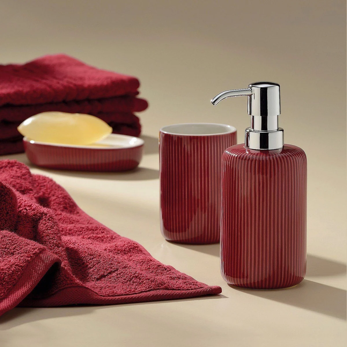 Kela Ava Seifenspender, elegante Keramik, 350 ml, austauschbarer Pumpkopf 2