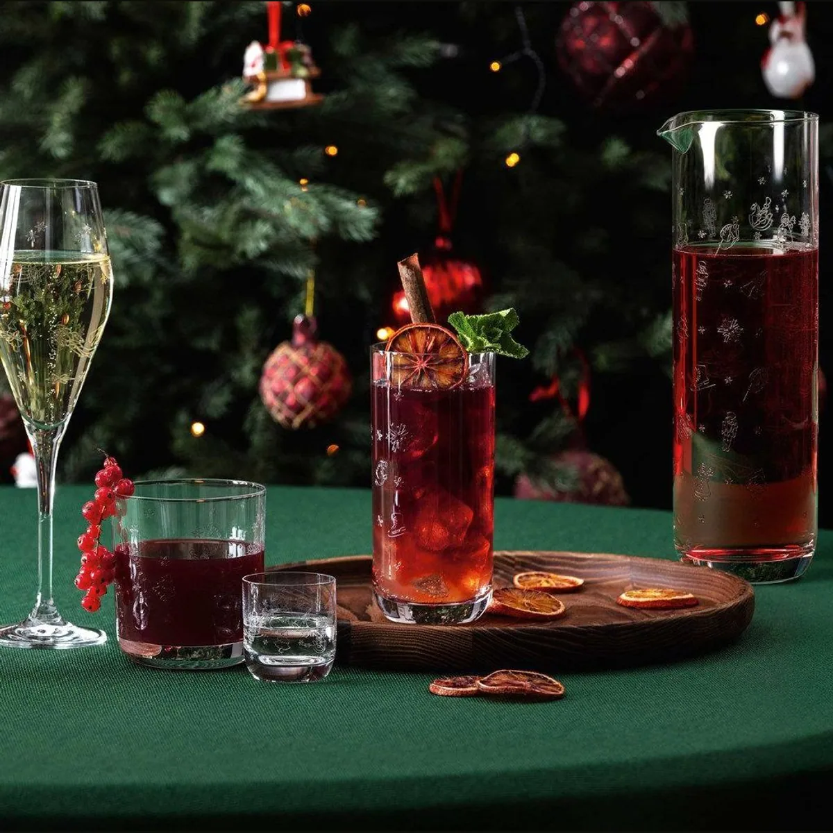 Villeroy & Boch Toy's Delight Wasserkaraffe, detailreiche Weihnachtsgravur, spülmaschinenfest 3